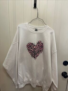 Source Unknown White Sweatshirt with Pink Leopard Heart Graphic